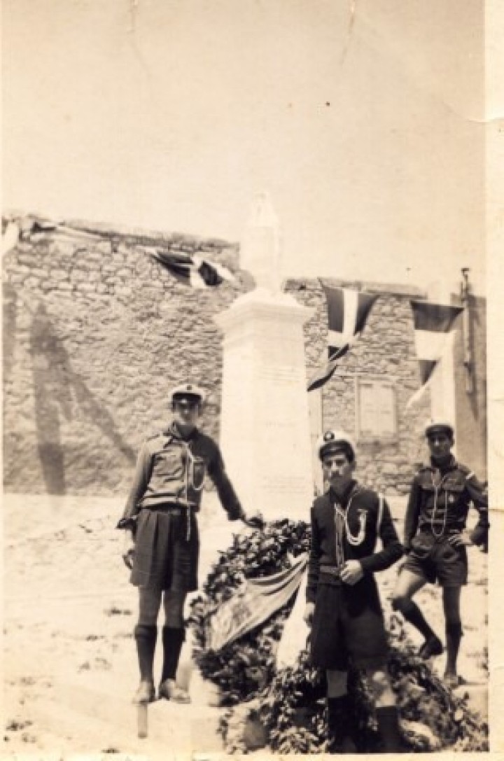 Στον εορτασμό του «Ολοκαυτώματος», στην Κάσο.  Από αριστερά: Γιώργος Ορφανός, Βάσος Χατζημιχάλης,  Ηρακλής Παπαδόπουλος