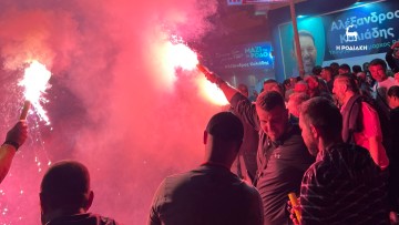 Συνεχίζονται οι πανηγυρισμοί στο εκλογικό κέντρο του Αλέξανδρου Κολιάδη