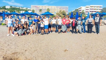 Εθελοντικός καθαρισμός παραλίας  από μαθητές του 1ου Δημοτικού Σχολείου Καλυθιών