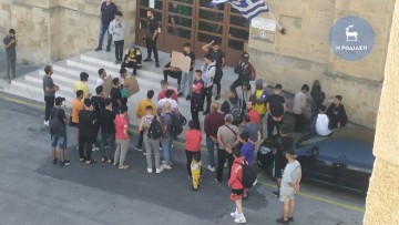 Μετανάστες συγκεντρώθηκαν έξω από την αστυνομική διεύθυνση και ζητούν να φύγουν από Ρόδο