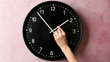 Αλλαγή ώρας: Πότε γυρίζουμε τα ρολόγια