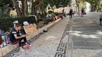 Ξανά στο πάρκο του ταχυδρομείου μεταφέρθηκαν οι μετανάστες αμέσως μετά την παρέλαση