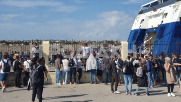 Ρόδος: Περισσότεροι από 400 μετανάστες συγκεντρώθηκαν στο λιμάνι εμποδίζοντας τον απόπλου επιβατικών σκαφών (φωτογραφίες+ βίντεo)
