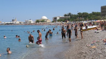 Τι ξοδεύουν οι δύο τοπ τουριστικές αγορές της Ελλάδας, Γερμανοί και Βρετανοί, για «Ήλιο και Θάλασσα»