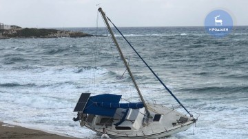 Στη στεριά βγήκε ιστιοφόρο σκάφος που ήταν αραγμένο στον Ζέφυρο εξαιτίας των ισχυρών ανέμων (φώτο & βίντεο)