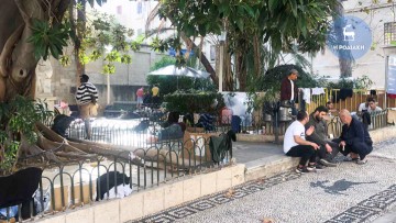 Τριακόσιοι μετανάστες μεταφέρθηκαν από τη Ρόδο