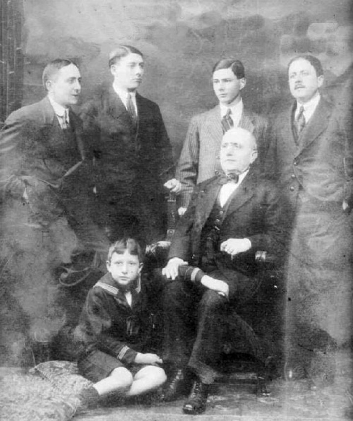 Η οικογένεια  Πιέρρο Αλιόττι. Διακρίνονται από αριστερά  ο Ερνέστος (1887-1969), Μπούμπι-Ενρίκο (1893-1948),  Φερνάντο (1898-1996), Πιερίνο (1885)  και ο μικρός Φέμπο (1908-1949)