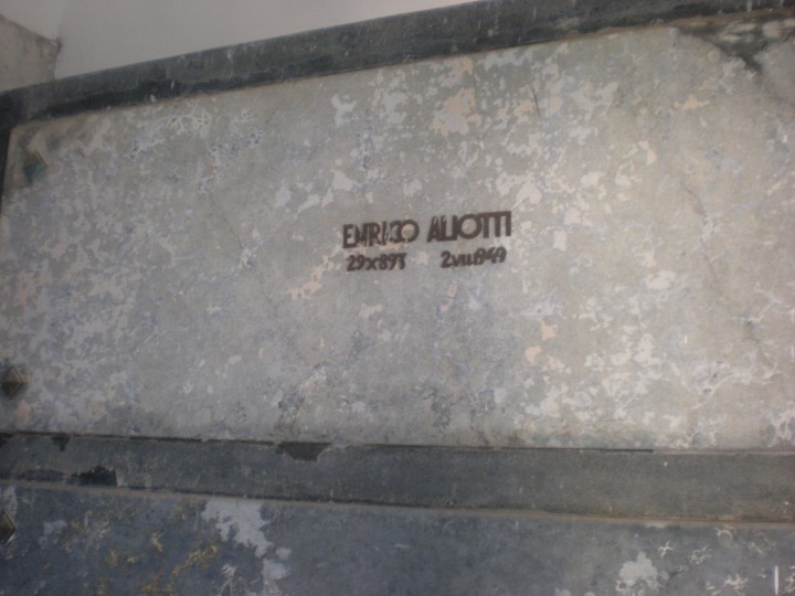 Ο τάφος του Ενρίκο Αλιόττι στο Καθολικό-Ιταλικό (το λέμε) Νεκροταφείο