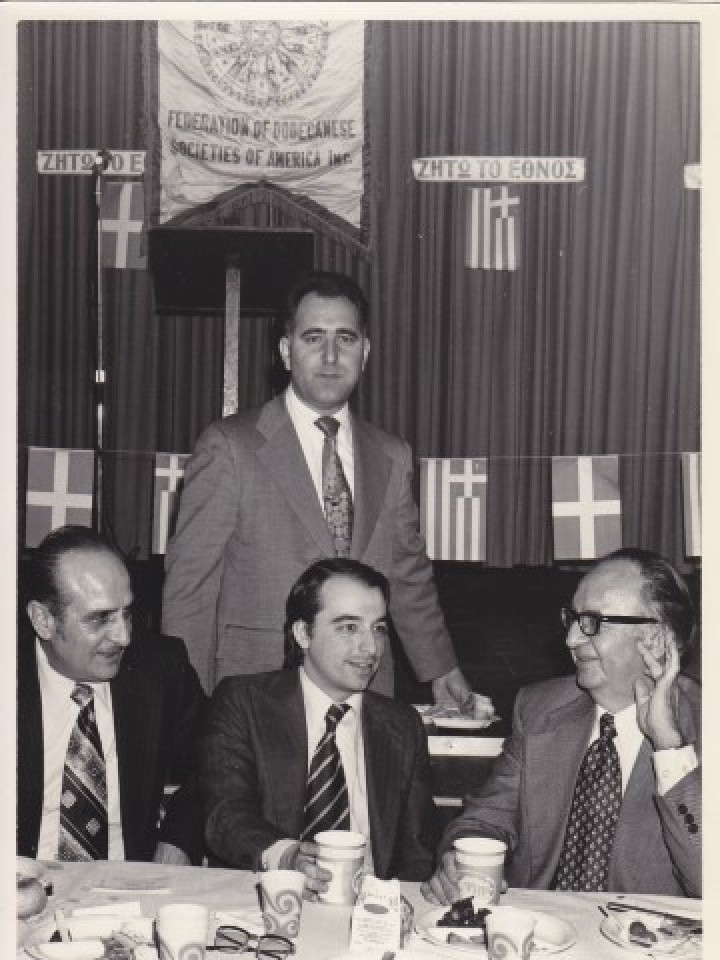 Ο Μανώλης Αθανασιάδης εκφώνησε τον πανηγυρικό της ημέρας στην εορτή της Ενσωμάτωσης το 1974. Από αριστερά ιατρός  Ηλία Χωρατατζή, πρόεδρος της Δωδεκανησιακής Ομοσπονδίας,  Χάρης Καραμπαρμπούνης πρόξενος στην Νέα Υόρκη, Μανώλης  Αθανασιάδης, και όρθιος ο Μανώλης Κασσώτης