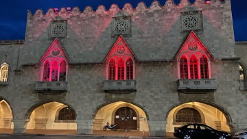 Στα χρώματα της Δημόσιας Τράπεζας Βλαστοκυττάρων το Ν.Αιγαίο και η Κρήτη για την Παγκόσμια Ημέρα Ομφαλικού Αίματος