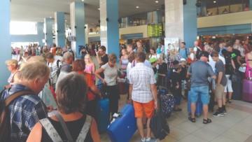 «Μόνιμα» χαμηλός ο ΦΠΑ 13%  σε Τουρισμό και συγκοινωνίες