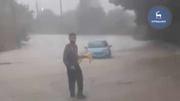 Παραλίγο τραγωδία στη Ρόδο: Εγκατέλειψε το αυτοκίνητό του στη μέση του δρόμου όταν κατάλαβε ότι τον παρέσυρε το ποτάμι