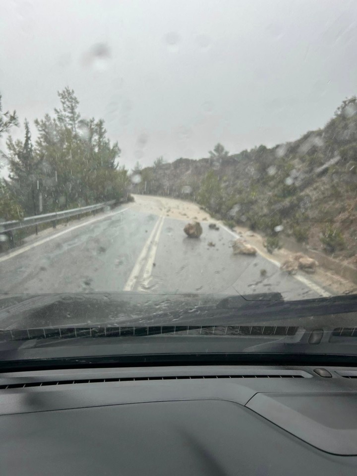 Ο δρόμος από Πεταλούδες προς φαράγγι και προς  Ψίνθο/Φωτογραφία: Ομάδα Αντιμετώπισης Καταστροφών Ρόδου - Ο.Α.Κ