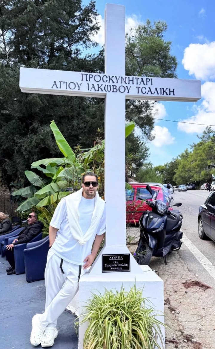 Ο Γιώργος Τσαλίκης δίπλα στον σταυρό για τον Άγιο Ιάκωβο Τσαλίκη instagram/tsalikisgiorgos