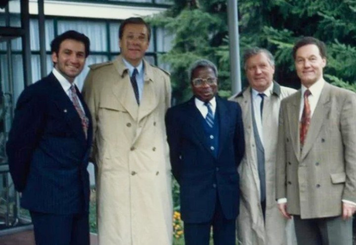 Ο Γιάννης Μελάς (αριστερά) με τον Χέλμουτ Σβαρόφσκι τη δεκαετία του 1990   Φωτογραφία: Yianni Melas
