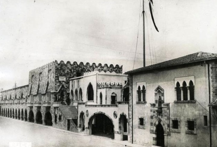 Η Αρχιεπισκοπή με το Κυβερνείο