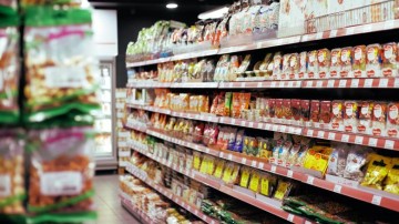 Ακρίβεια: Οι μισοί Ελληνες βάζουν «κόφτη» στις αγορές τροφίμων
