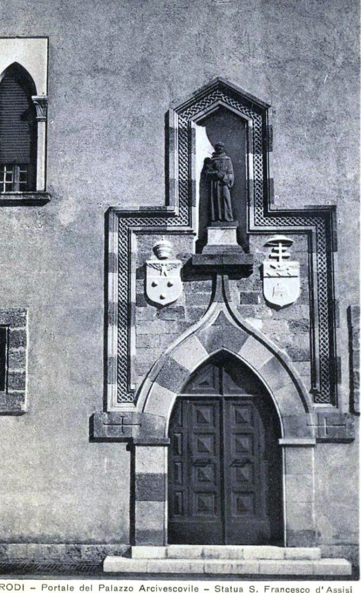 Η είσοδος στην Αρχιεπισκοπή με το άγαλμα του Αγίου  Φραγκίσκου της Ασίζης