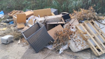 Απίστευτη αθλιότητα: Γέμισαν ξανά με μπάζα και σκουπίδια  τον παραποτάμιο δρόμο Κρεμαστής