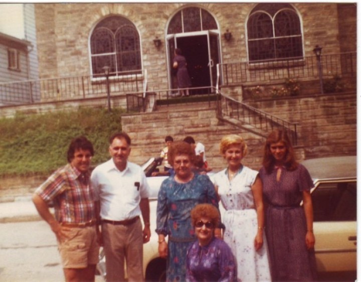 Απόγονοι Ροδιτών και Καρπαθίων μπροστά στην εκκλησία των Αγίων Πάντων στο Canonsburg PA