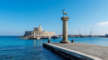 Μία εβδομάδα δωρεάν διακοπές στη Ρόδο για τους τουρίστες που έφυγαν από τα ξενοδοχεία του νησιού στη διάρκεια της πυρκαγιάς