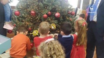 Παιδιά και εκπαιδευτικοί στόλισαν  το χριστουγεννιάτικο δέντρο του δήμου