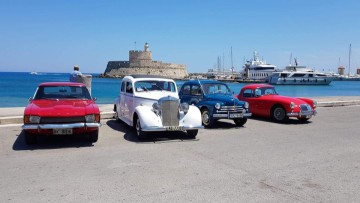 Ιστορικά αυτοκίνητα στο κέντρο της Ρόδου