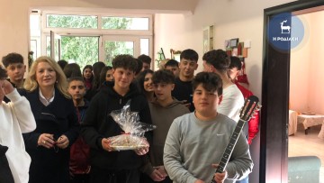 Δίπλα στους ηλικιωμένους του Χαραλάμπειου Γηροκομείου οι μαθητές του Γυμνασίου Σορωνής - Τους είπαν τα κάλαντα με συνοδεία μπουζουκιού (βίντεο)