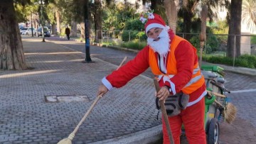Υπάλληλος του Δήμου Κω ντύθηκε Άγιος Βασίλης και καθαρίζει τους δρόμους