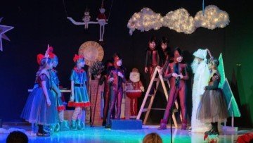 Η χαμένη φορεσιά του Άγιου Βασίλη: Μια εξαιρετική θεατρική παράσταση από το Θεατρικό Εργαστήριο «Αυλαία και Πάμε»