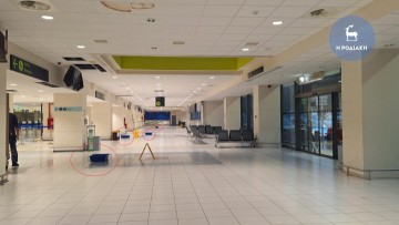Οι... κουβάδες της βροχής επιστρατεύθηκαν στις αίθουσες του αεροδρομίου της Ρόδου