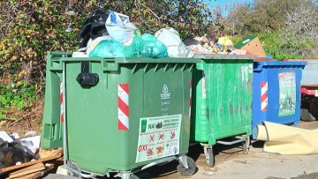 Δεν πρόλαβαν να καθαρίσουν, και οι κάδοι ξεχείλισαν και πάλι