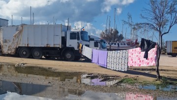 Άπλωσαν.... μπουγάδα δίπλα στο λιμάνι της Ρόδου