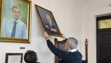 Το πορτραίτο του Φώτη Χατζηδιάκου τοποθετήθηκε πριν από λίγο μαζί με τα υπόλοιπα των πρώην δημάρχων Ρόδου