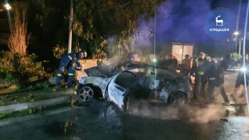 Τροχαίο ατύχημα επί της Ρόδου-Καλλιθέας: Στις φλόγες τυλίχθηκε ένα όχημα (φωτογραφίες & βίντεο)