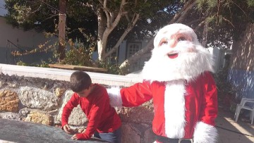 Έφτασε και στην Τέλενδο ο Άγιος Βασίλης - Μοίρασε δώρα στον μοναδικό μαθητή του νησιού