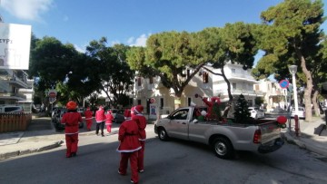 Μικροί και μεγάλοι Ρομά, είπαν τα κάλαντα σήμερα στους δρόμους της πόλης μας