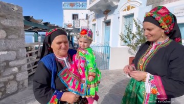 Εγγονή, μητέρα και γιαγιά βγήκαν βόλτα στην ηλιόλουστη Όλυμπο της Καρπάθου με τις παραδοσιακές τους φορεσιές