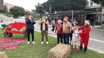 Χριστουγεννιάτικη  έκπληξη για τα μικρά  παιδιά στο λιμάνι της Κω
