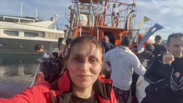 Ελένη Καραγιάννη: Η ροδίτισσα που εκπλήρωσε το τάμα της βουτώντας φέτος σε τρία διαφορετικά σημεία για τον σταυρό των Θεοφανείων