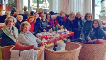 Αντάμωσαν ξανά δεκαετίες μετά την αποφοίτησή τους