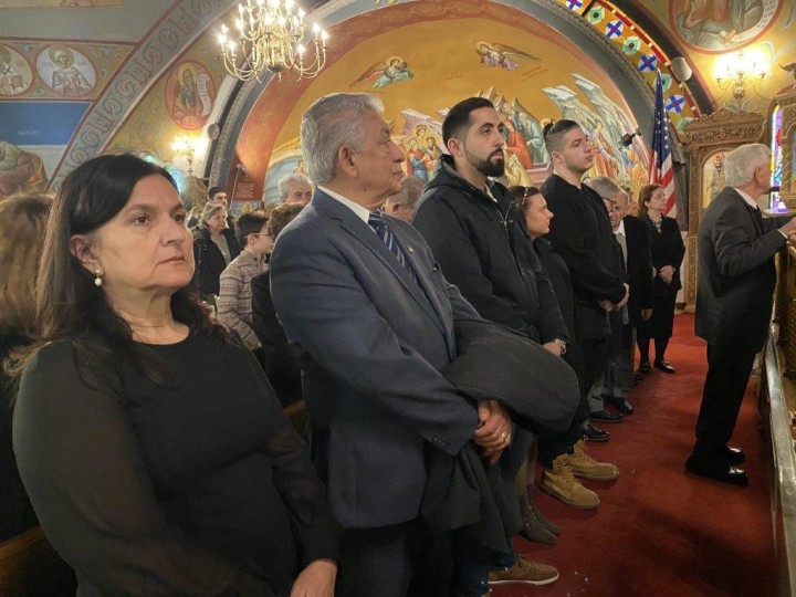 Η πρόεδρος της Ομοσπονδίας Δωδεκανησιακών Σωματείων Μαρία Μαραγκού, αριστερά, και μέλη της κατά τη διάρκεια  της Θείας Λειτουργίας στον Ελληνορθόδοξο Ναό Αγίας Αικατερίνης και Αγίου Γεωργίου στην Αστόρια στις 14 Ιανουαρίου, μετά  την οποία ακολούθησε Αρτοκλασία για την Ομοσπονδία και η ετήσια κοπή της βασιλόπιτας. (Φωτογραφία: Ελένη Σακέλλη)