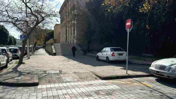 Όταν η ασυδοσία σε συνδυασμό με την ελλιπή αστυνόμευση, καβαλούν τα... πεζοδρόμια