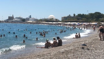 ΤτΕ: Ποιες αγορές έδωσαν «φτερά» στα τουριστικά έσοδα – Ποιοι πρωταγωνιστούν στις αφίξεις