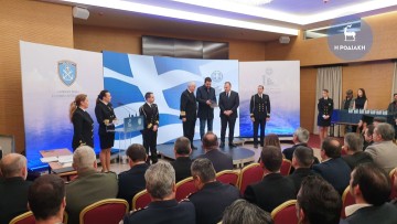 Την οφειλόμενη τιμή σε όσους συνέβαλαν στη δια θαλάσσης επιχείρηση εκκένωσης των τουριστών που κινδύνευαν από τις φωτιές απέδωσε χθες στη Ρόδο ο υφυπουργός Ναυτιλίας κος Γιάννης Παππάς