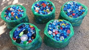 Δύο τόνοι πλαστικά καπάκια συγκεντρώθηκαν στη Ρόδο για τη μικρή Ελευθερία-Τσαμπίκα