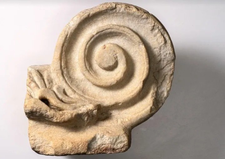 Θραύσμα μαρμάρινου ιωνικού κιονοκράνου με φερόμενη προέλευση την αρχαία Αγορά της Κορίνθου (1ος-2ος αι. μ.Χ.) ΥΠΟΥΡΓΕΙΟ ΠΟΛΙΤΙΣΜΟΥ