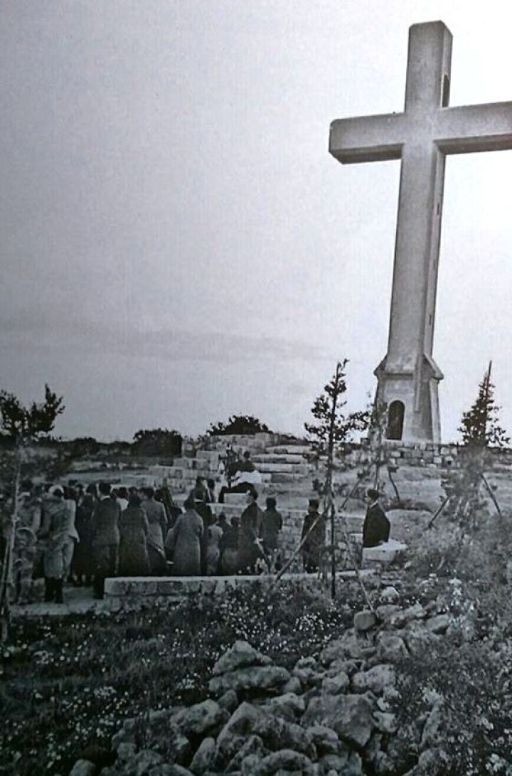 Ο Σταυρός του Φιλερήμου. Κατασκευάσθηκε από τον αρχιτέκτονα Rodolfo Petrasso, είχε ύψος 16μ. και εγκαινιάστηκε τον Σεπτέμβριο του 1934
