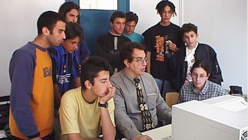 Η άγνωστη ιστορία πίσω από την πρώτη τηλεκπαίδευση το 1998 στην Τήλο