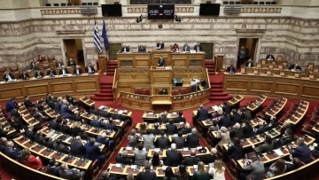 Παραιτήσεις υπέβαλαν Παπασταύρου – Μπρατάκος – Δεκτές από τον πρωθυπουργό